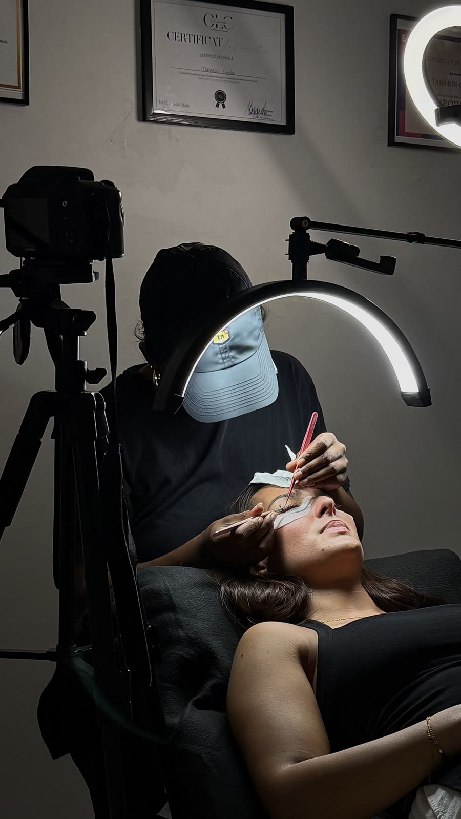 Appareil photo sur trépied pendant une pose de cils