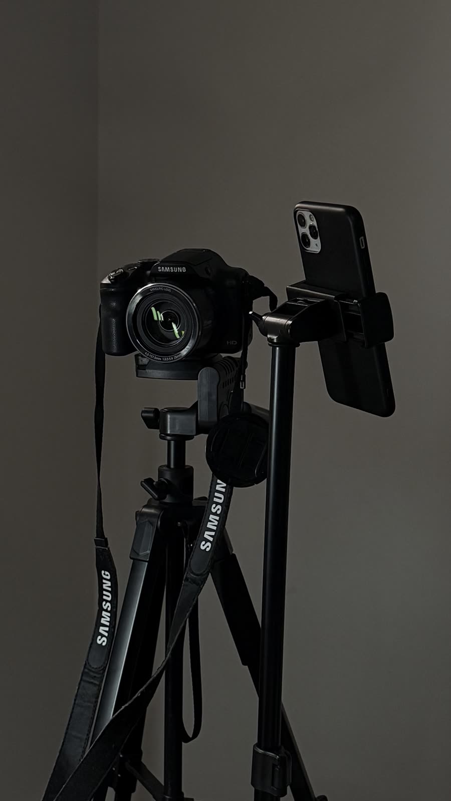 Appareil photo et téléphone sur trépied