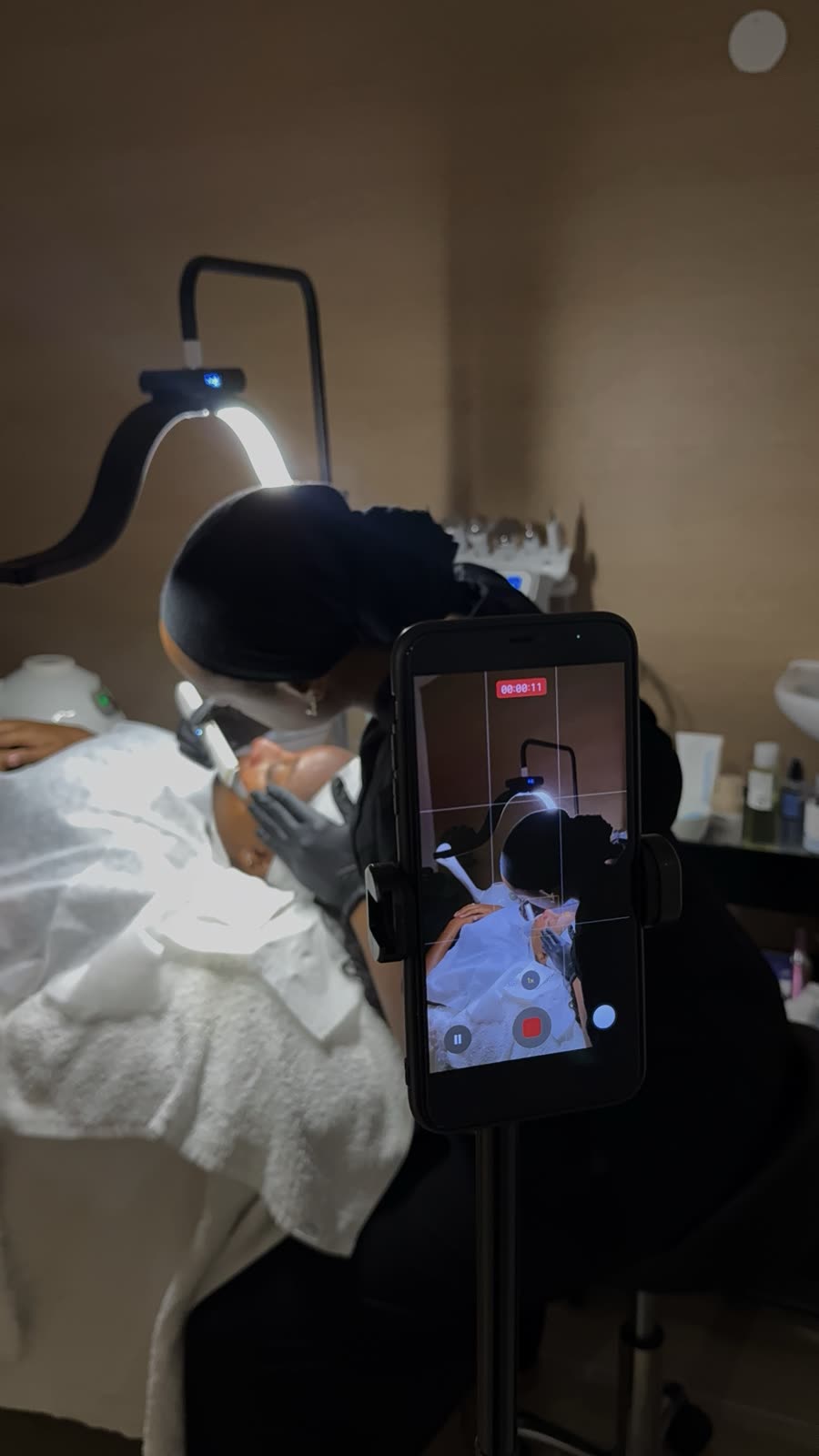 Téléphone qui enregistre une esthéticienne pendant un soin