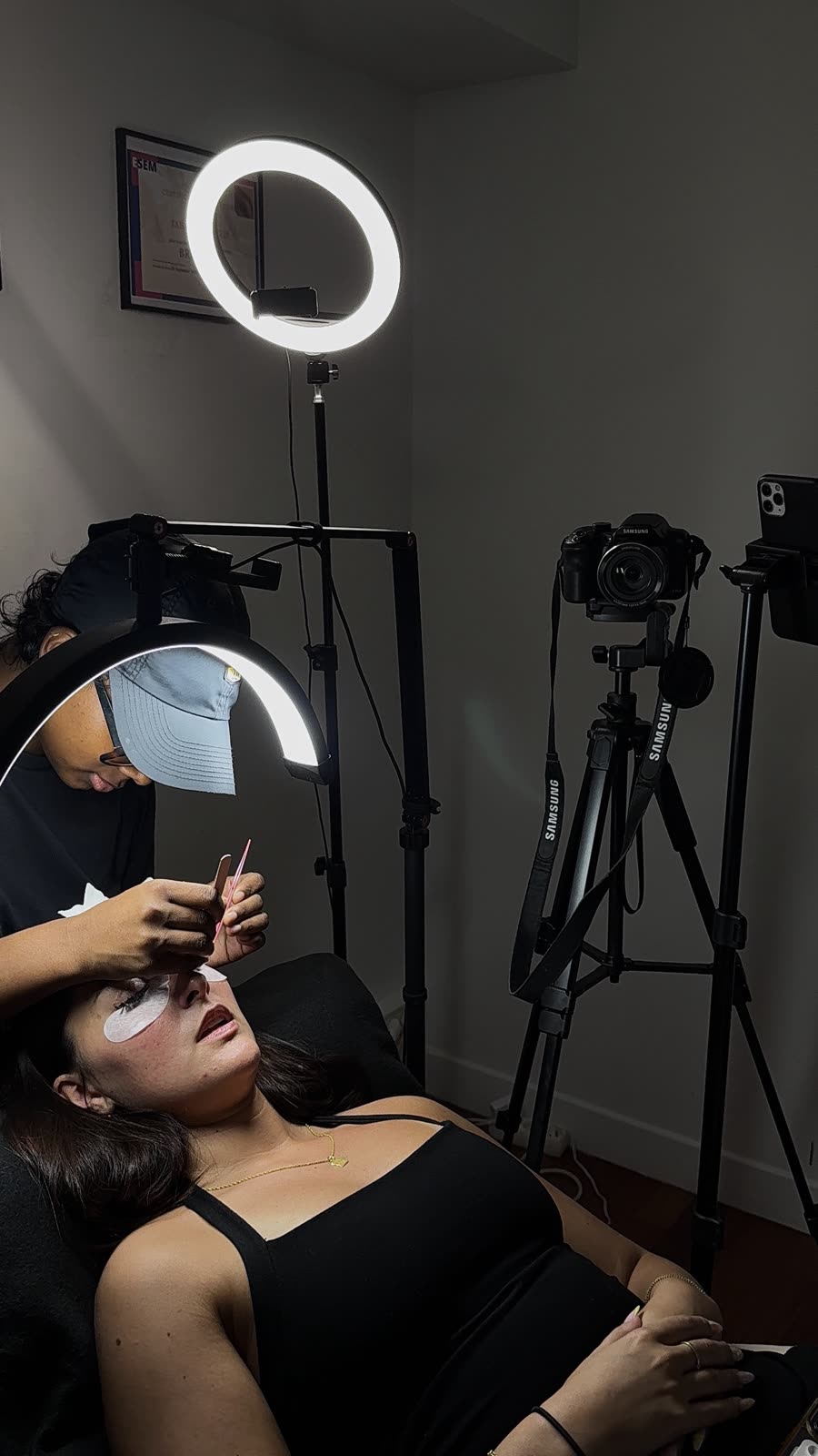 Pose de cils filmée par un appareil et un téléphone