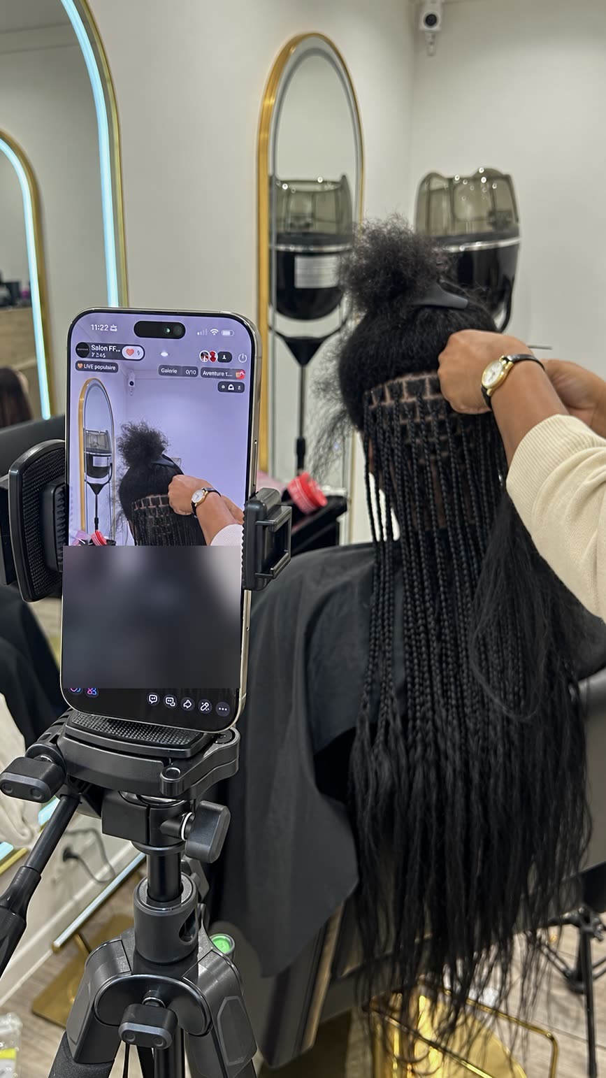 Téléphone en live devant une pose de tresses