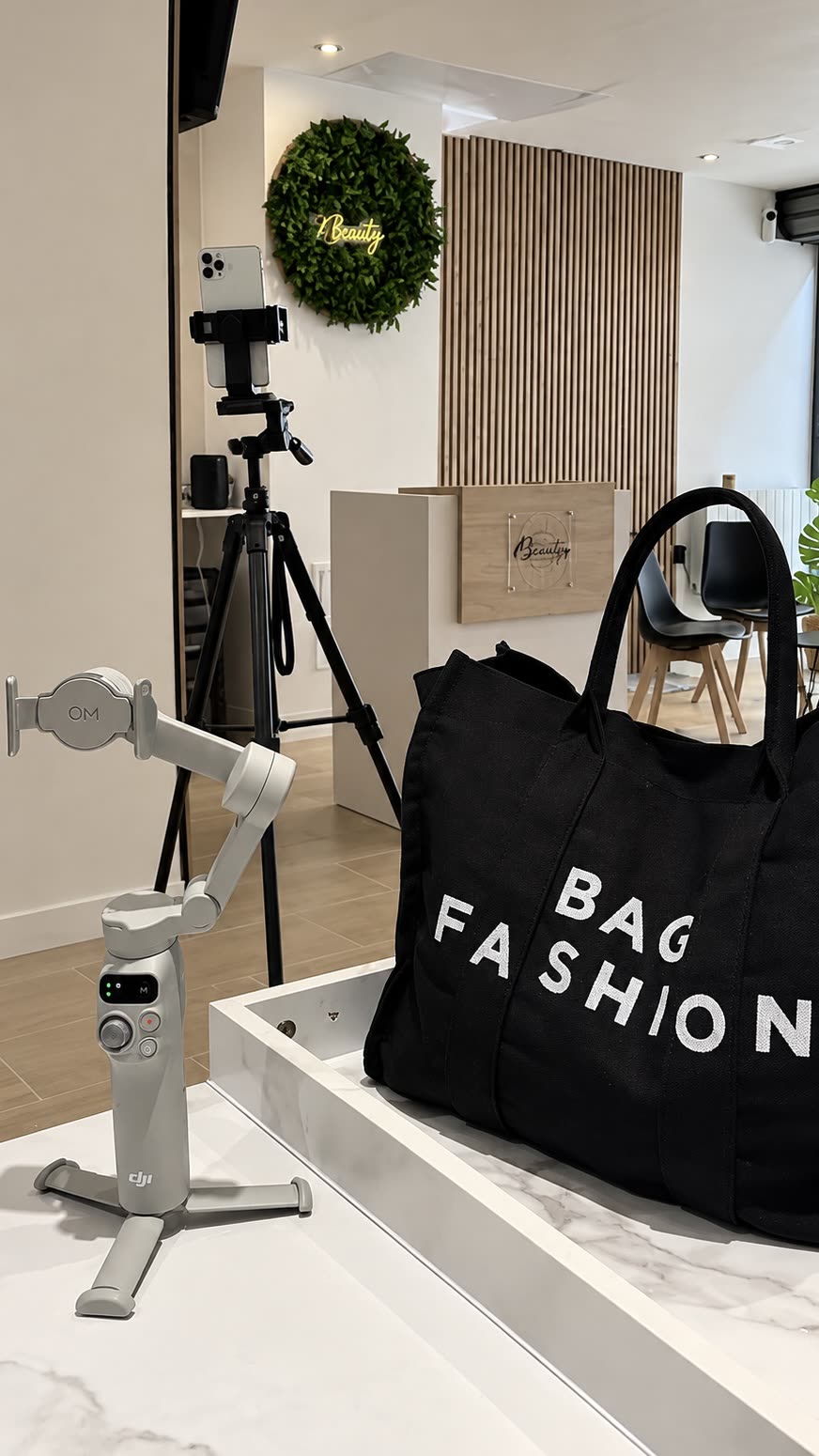 Stabilisateur, trépied et sac de matériel dans un salon