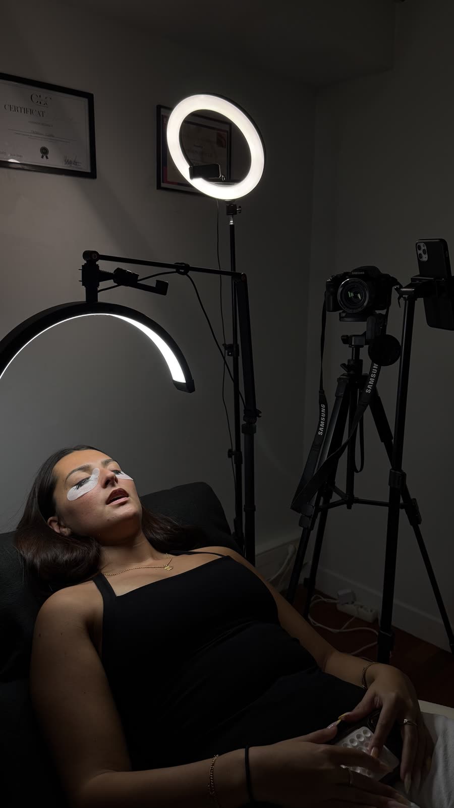 Anneau lumineux et appareils photo autour d'une cliente