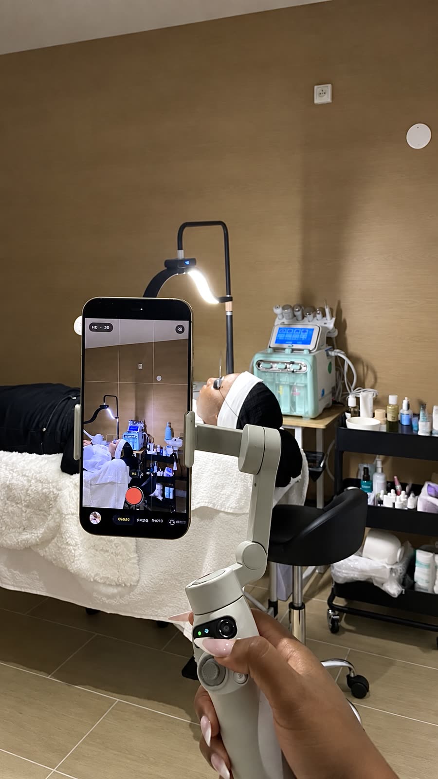 Téléphone sur stabilisateur qui filme une cabine de soin