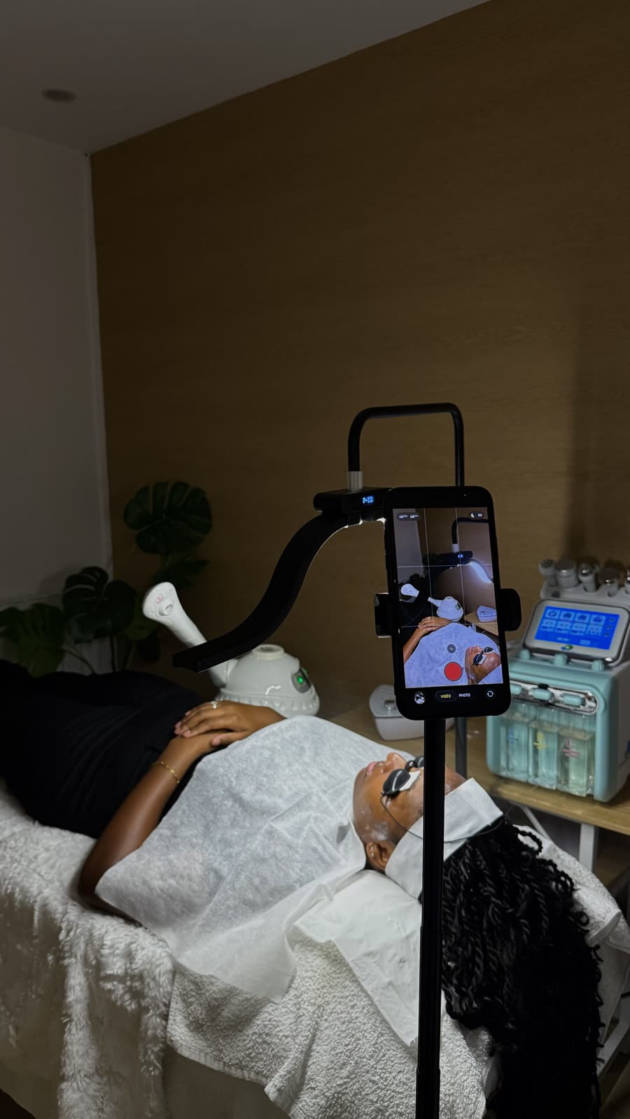 Téléphone sur pied qui filme une cliente en cabine