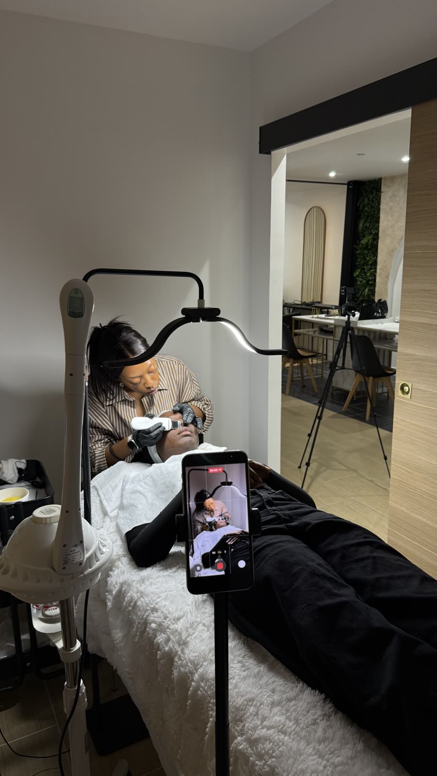 Téléphone qui filme une esthéticienne pendant un soin