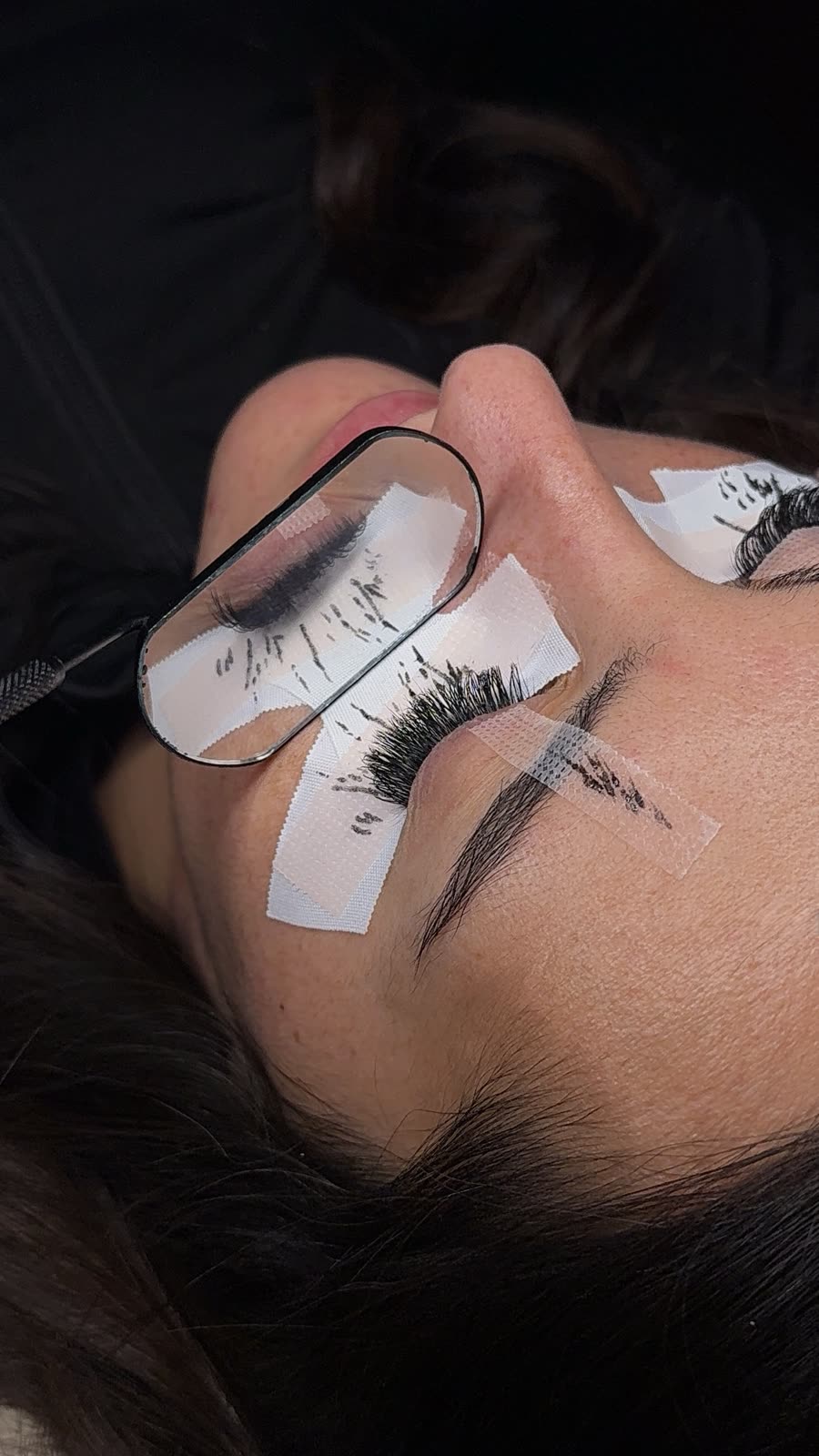 Gros plan d'une pose de cils avec miroir