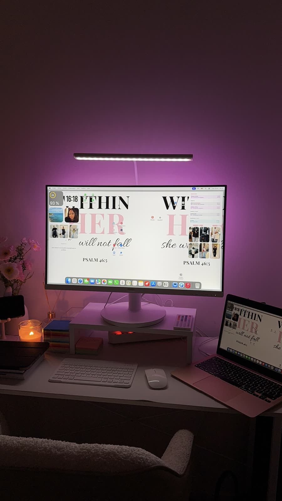 Bureau d'Auréa avec écran, ordinateur et lumière d'ambiance