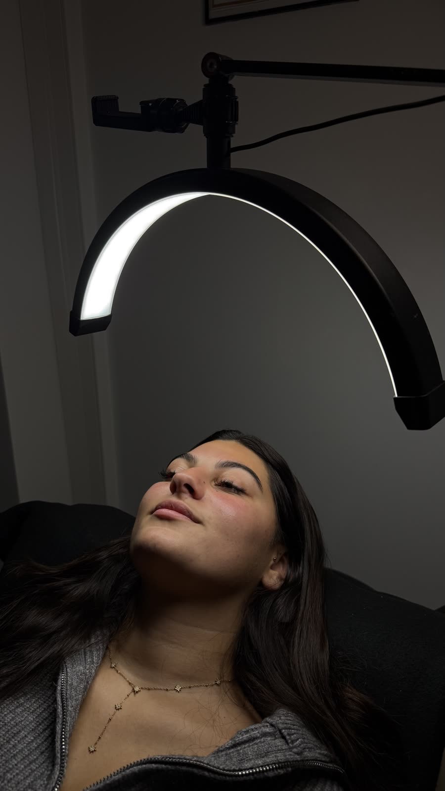 Cliente sous la lampe après une pose de cils