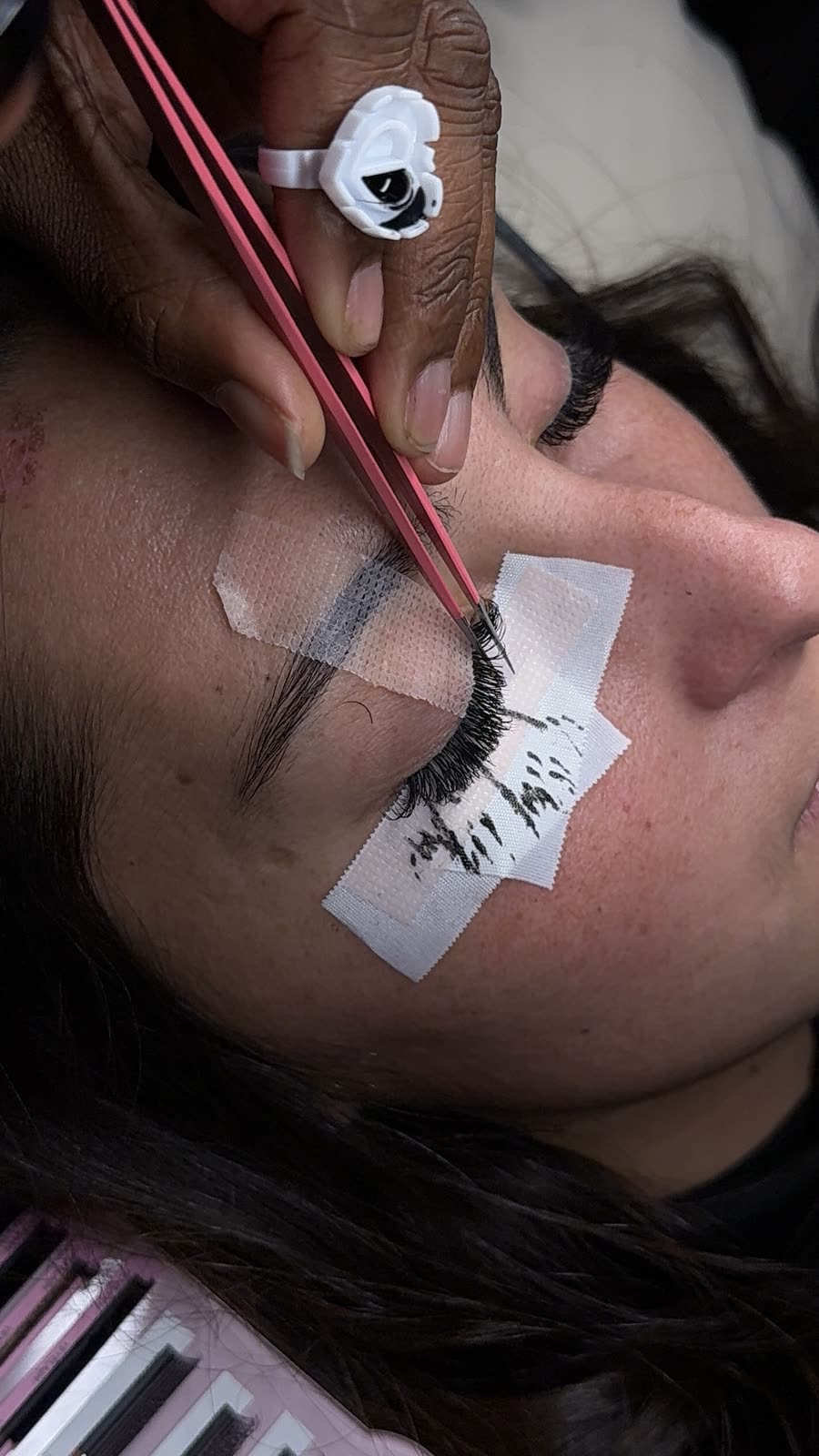 Pose d'extensions de cils à la pince