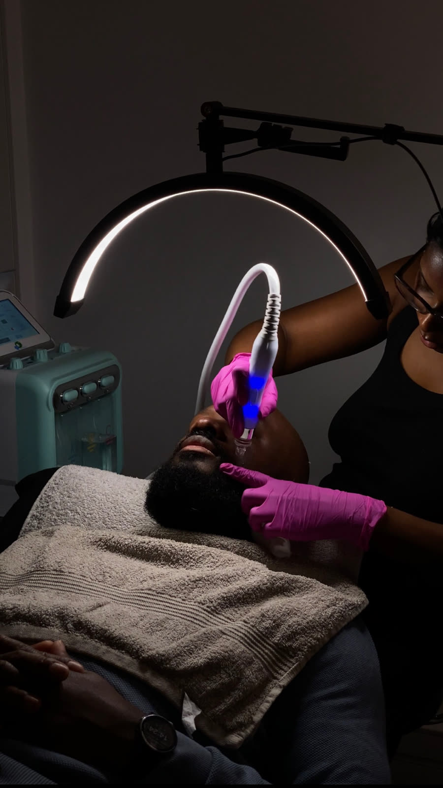 Soin hydrafacial sous la lampe