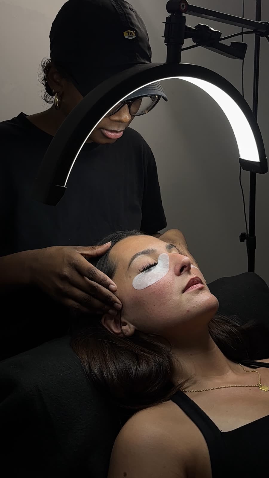 Technicienne de cils préparant sa cliente